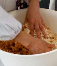 麹と塩、ミンチにかけた大豆を万遍なく混ぜ合わせます。