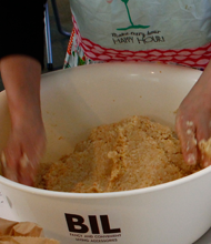 大豆の煮汁を入れて、全体がハンバーグの種ぐらいの硬さになるように混ぜます。